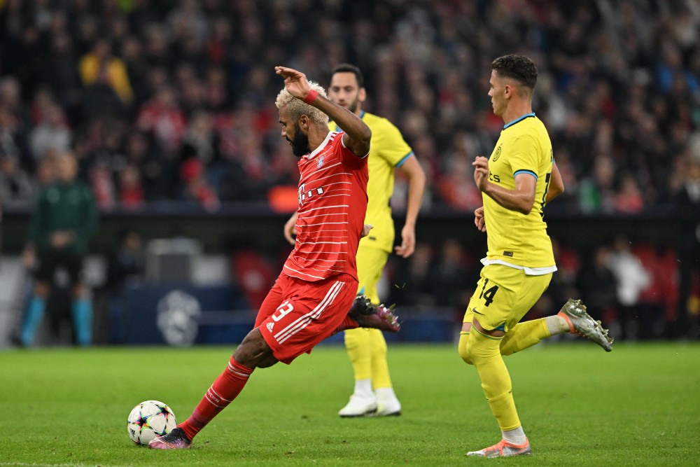 Penyerang Bayern Munich  Eric Maxim Choupo-Moting (kiri) mencetak gol kedua pada pertandingan sepak bola Grup C Liga Champions UEFA FC Bayern Munich v Inter Milan di Munich. AFP